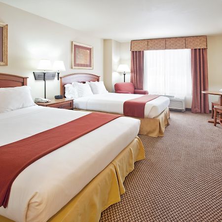 Holiday Inn Express Hotel & Suites Cedar City, An Ihg Hotel Стая снимка